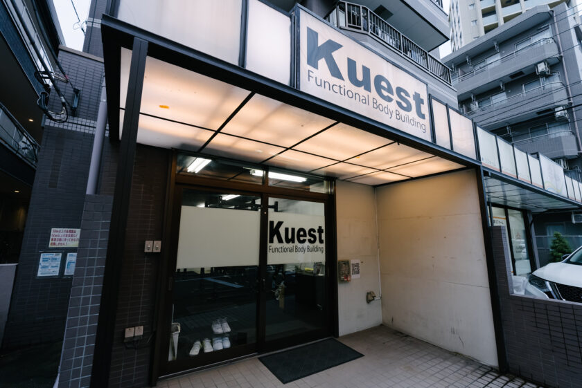 フォトロイヤル1階にあるKuestの入口